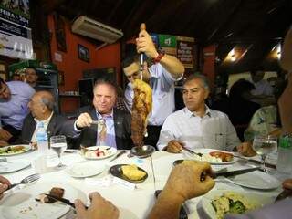 Ao lado do governador Reinaldo Azambuja, ministro da Agricultura, Blairo Maggi, degusta carne sul-mato-grossense na churrascaria em Campo Grande (Foto: André Bittar)