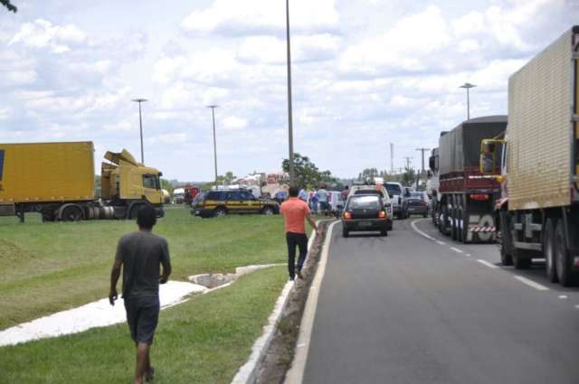Governo estadual marca reuni&atilde;o e caminhoneiros suspendem bloqueio
