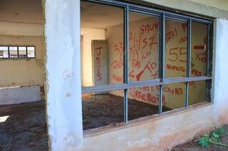 Vândalos picharam paredes do que seriam salas de aula em Ceinf que está sendo construído na Vila Marli (Foto: Arquivo)