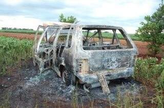 Carro das vítimas incendiado pelos criminosos. (Foto: Dourados News)