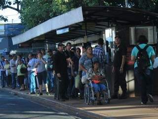 Cadeirante aguarda ônibus em ponto da região central, na tarde desta quarta-feira (03). (Foto: Marina Pacheco)