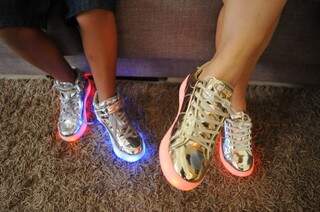 Mãe e filho agora dividem a emoção em ter um tênis de LED. 