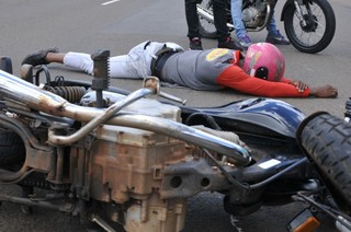 Motociclista permaneceu desacordado por cerca de dez minutos até chegado do Bombeiros. (Foto: Alcides Neto)