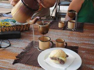 Cafézinho é coado na hora, como na tradição mineira. 