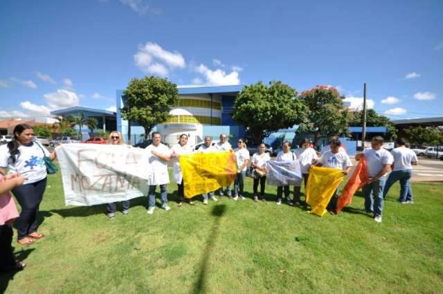 Professores mant&ecirc;m greve para for&ccedil;ar sa&iacute;da de diretora do Instituto Mirim 