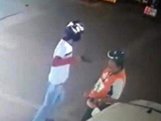 Imagem de câmera de segurança mostra momento em que bandido aborda frentista. (Foto: Porã News)