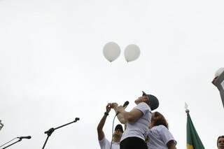 Dois balões foram soltos no céu para simbolizar as pessoas que foram embora, vítimas da violência. (Foto: Cleber Gellio) 