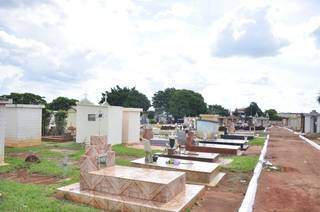 No cemitério Santo Amaro, estimativa é de receber 35 mil visitantes amanhã (Foto: João Garrigó)