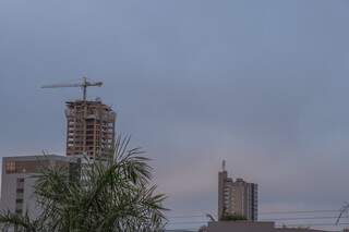 Céu nublado em Campo Grande ao amanhecer (Foto: Henrique Kawaminami)