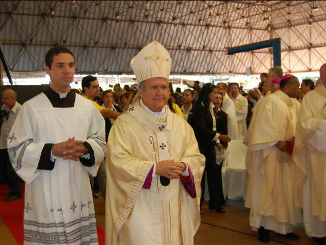  Religiosos pegam carona em avi&atilde;o da FAB para assistir dom Dimas na Capital