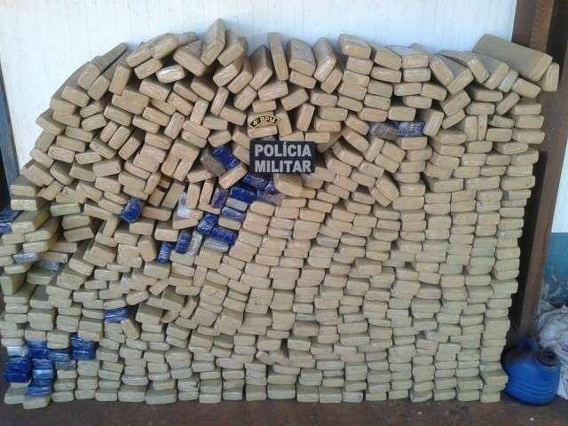 Ap&oacute;s persegui&ccedil;&atilde;o, pol&iacute;cia encontra 650 quilos de maconha em caminhonete