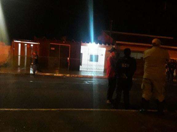 Mulher &eacute; assassinada a tiros em varanda de casa nas Moreninhas