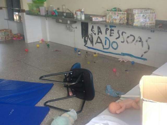 Crian&ccedil;as invadem creche municipal, pintam parede e destroem brinquedos