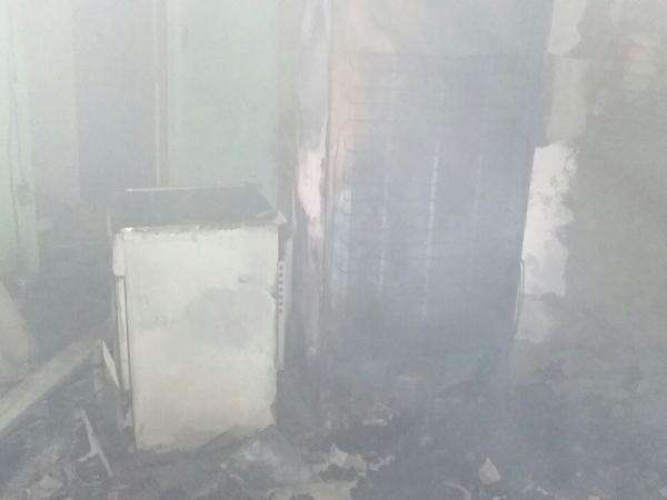 Ed&iacute;cula fica completamente destru&iacute;da em inc&ecirc;ndio na madrugada 