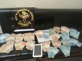 Policiais apreenderam dinheiro, notebook e tablet (Foto: Divulgação)