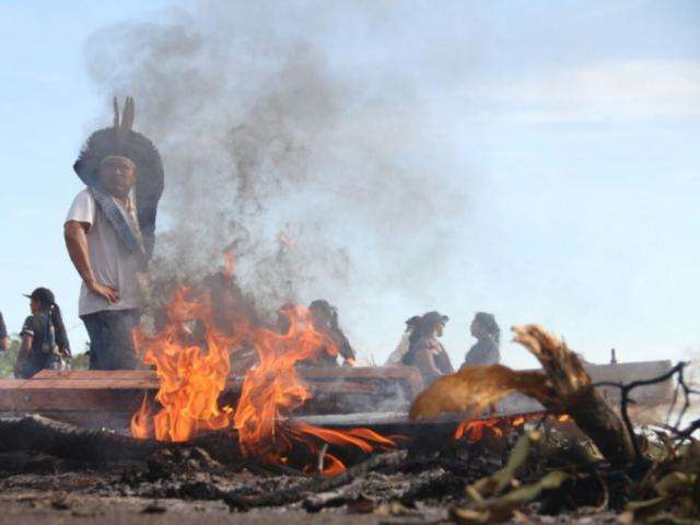 Ap&oacute;s seis horas de protesto, &iacute;ndios liberam a rodovia BR-163 