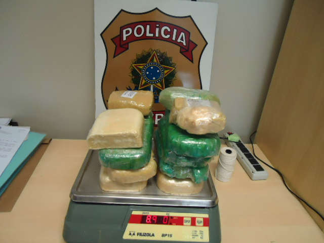  Ap&oacute;s den&uacute;ncia, m&atilde;e e filha s&atilde;o presas transportando 8,9 quilos de coca&iacute;na