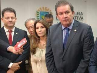 Da esquerda para a direita, os deputados Renato Câmara, George Takimoto, Antonieta Amorim e Eduardo Rocha, em anúncio sobre a saída do MDB da base aliada de Reinaldo Azambuja na Assembleia. (Foto: Leonardo Rocha)