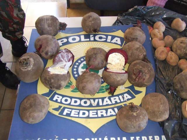  Boliviana &eacute; presa com 6,5 quilos de coca&iacute;na dentro de 21 beterrabas