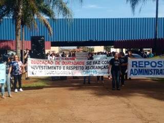 Professores durante protesto hoje na prefeitura (Foto: Divulgação)