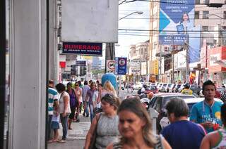 Na rua 14 de Julho a poluição visual é bem acentuada, diz população. (Fotos:João Garrigó)