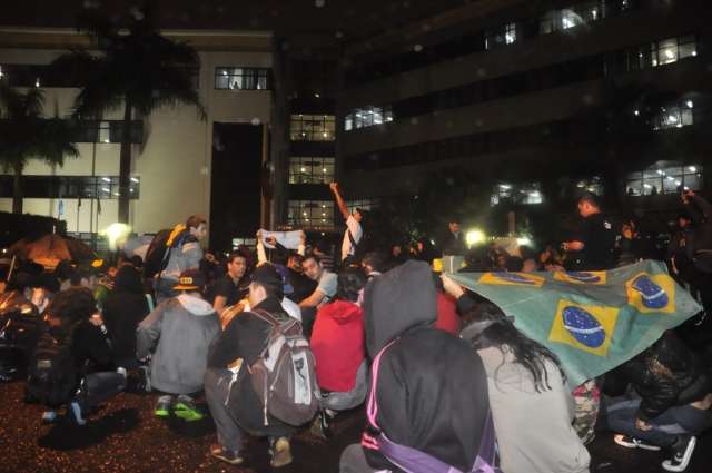 Protesto j&aacute; conta com mil manifestantes e est&aacute; parado em frente ao F&oacute;rum