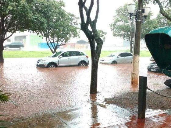 Chuva de 20 minutos causa alagamentos e ambul&acirc;ncia fica presa sob viaduto
