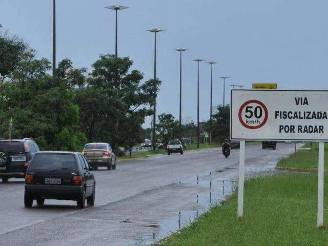 Placa alerta para fiscaliza&ccedil;&atilde;o com radares m&oacute;veis em avenidas