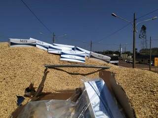 Pacotes de cigarro contrabandeado do Paraguai estavam escondidos em carga de arroz (Foto: Adilson Domingos)