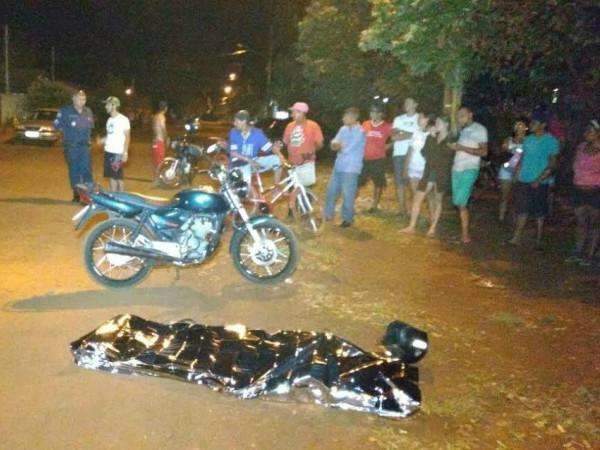 Homem de 29 anos &eacute; assassinado a tiros e adolescente fica ferida