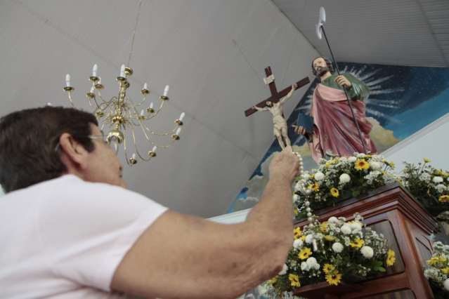 Devotos agradecem por milagres ao santo das causas desesperadas