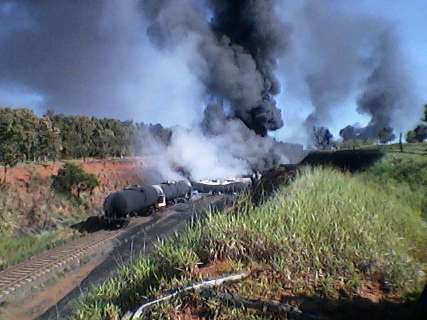 Trem carregado com diesel e gasolina pega fogo em acidente