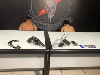Suspeitos ainda foram flagrados com duas armas (Foto: Bruna Pasche)