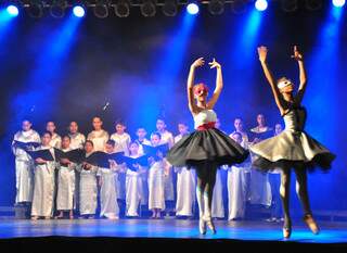 Bailarinas apresentando trecho do espetáculo Luna. (Foto: João Garrigó)