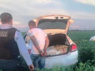 Traficante abandonou carro em lavoura de soja, mas foi alcançado e preso (Foto: Divulgação)