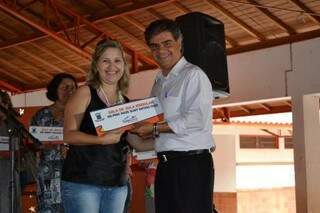 Prefeito Nelson Trad Filho entregou placas em homenagem as diretoras da Reme (Foto: Helton Verão)