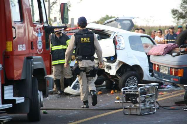 Crian&ccedil;a de cinco anos &eacute; a terceira v&iacute;tima fatal de acidente entre tr&ecirc;s carros