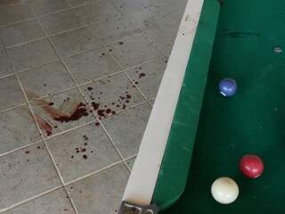 Hoje de manhã ainda era possível encontrar manchas de sangue no bar onde a vítima foi morto a golpes de faca (Foto: Henrique Kawaminami)