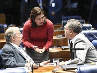 Simone, entre os senadores Tasso Jereissati e Roberto Rocha (PSDB-MA); senadora foi confirmada no comando da CCJ. (Foto: Jefferson Rudy/Agência Senado)