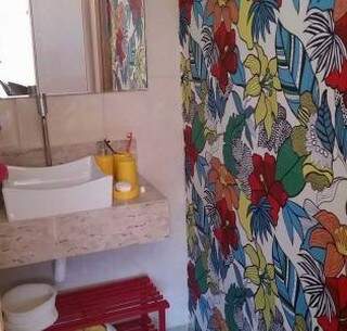 Tecido impermeável decora parede do banheiro. (Foto: Aline Dos Santos)