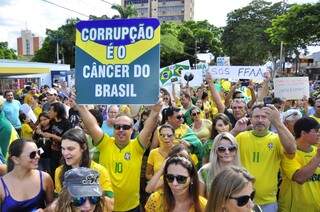 Protesto realizado em março teve participação de oito mil pessoas no Centro de Dourados (Foto: Eliel Oliveira)