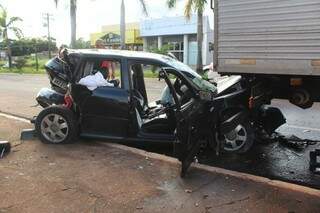 Passageira &eacute; abandonada presa &agrave;s ferragens em acidente com 3 ve&iacute;culos