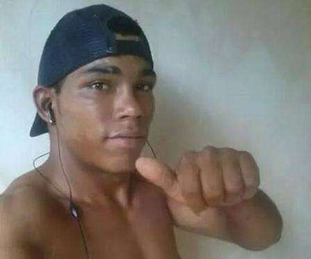 Amigos tentam salvar, mas jovem se afoga e desaparece no rio Paran&aacute;