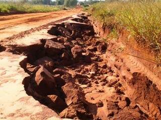 Estrada vicinal no município de Itaquiraí afetada pela erosão; projeto da prefeitura prevê ampla recuperação de vias (Foto: Arquivo)
