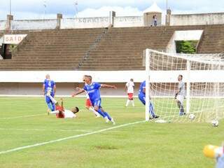Jogadores do Aquidauanense comemoram gol que garantiu vitória no Morenão (Foto: Marina Pacheco)
