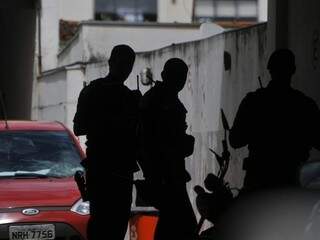 Policiais militares na Depac no dia do crime. (Foto: Alcides Neto)