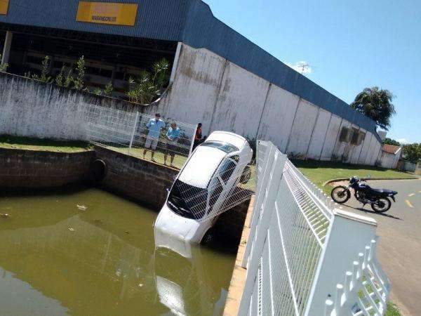 Motorista esquece de puxar freio de mão e carro cai em reservatório de mercado