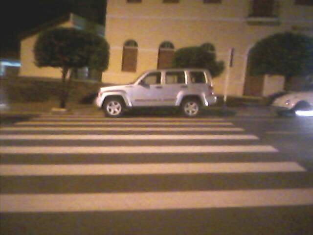  Leitor flagra carro de luxo estacionado em faixa de pedestre na Afonso Pena