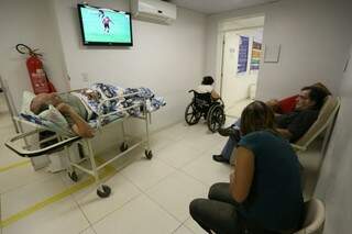 Paciente pediu para trocar de sala e poder acompanhar o jogo (Foto: Marcelo Vitor)