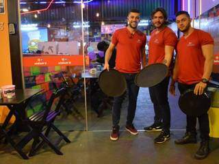 Pedro Henrique, William Pereira e Vitor Lima trabalhavam juntos em outro restaurante e foram para o Mínimo&#039;a. (foto: Thaís Pimenta)